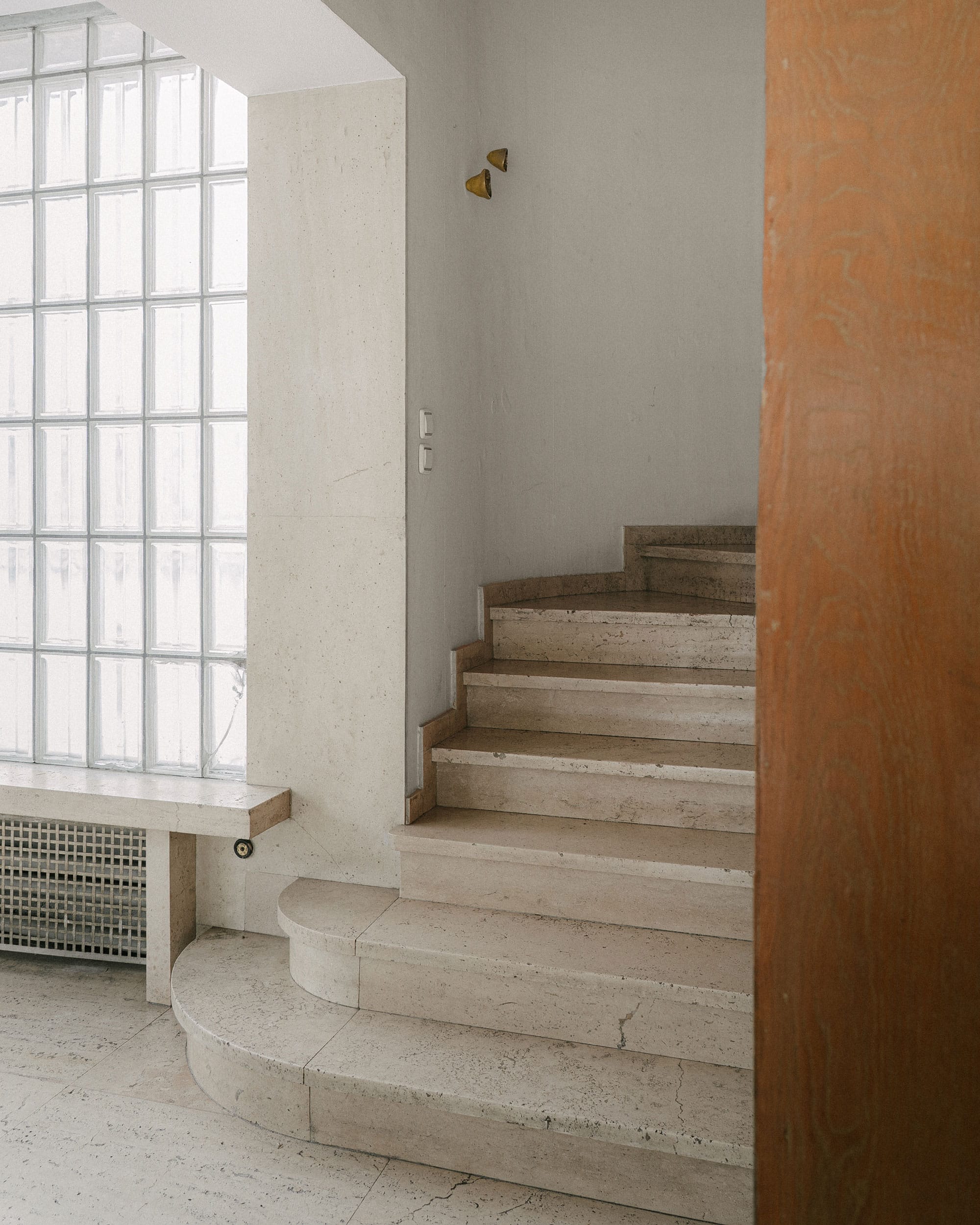 Daily Dialogue, project: La Mano derecha untada de azúcar la mano izquierda cubierta de harina (Fig. 3)